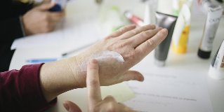 le rajeunissement de la peau des mains