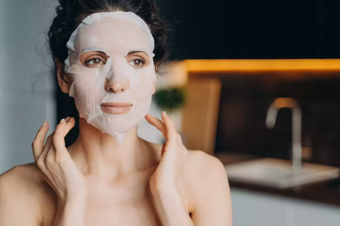 Les masques en tissu permettent aux femmes de plus de 30 ans d'être impressionnantes