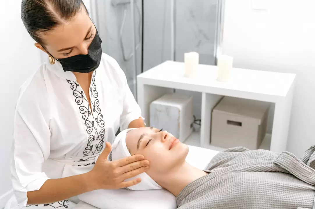 Un massage professionnel favorise le rajeunissement de la peau du visage sans injections