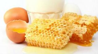 Masque aux œufs et au miel pour le rajeunissement de la peau du visage